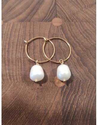 Earrings with white freshwater pearls